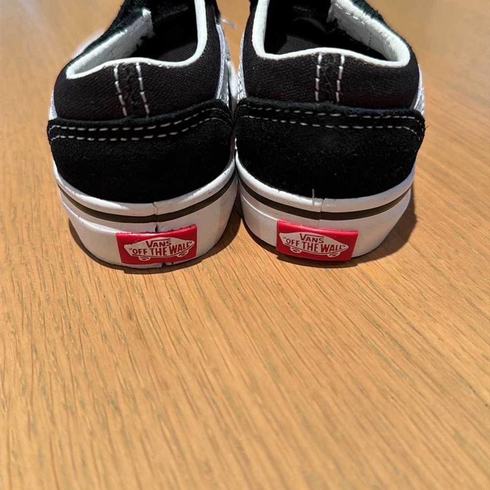 Vans Toddler Old Skool Velcro Sneakers in Black - Picture 4 of 10